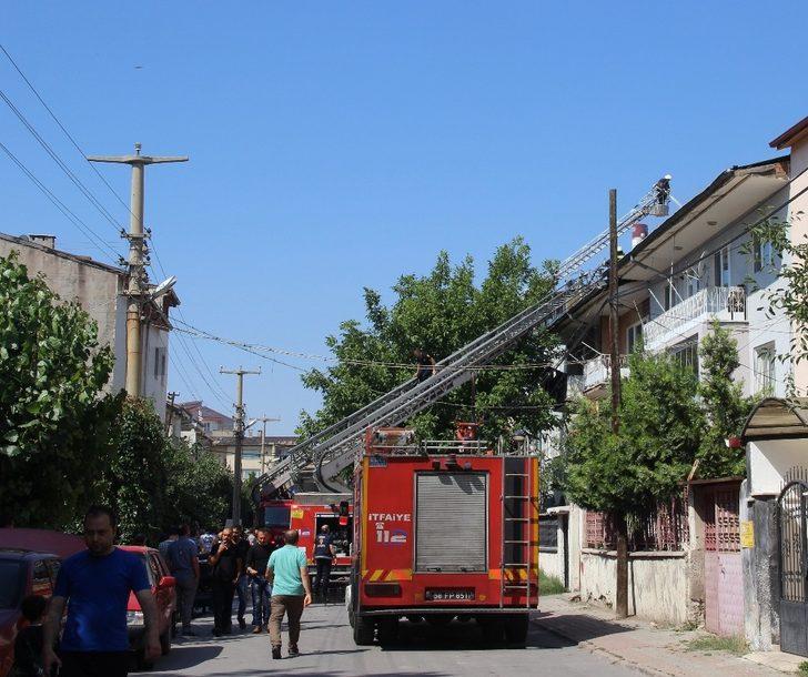 Misafirlerini ağırladıkları sırada evlerinin çatısı yandı G2