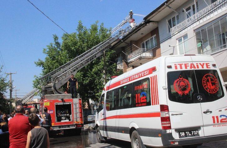 Misafirlerini ağırladıkları sırada evlerinin çatısı yandı G3