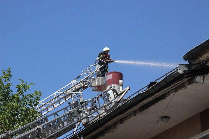 Misafirlerini ağırladıkları sırada evlerinin çatısı yandı G4