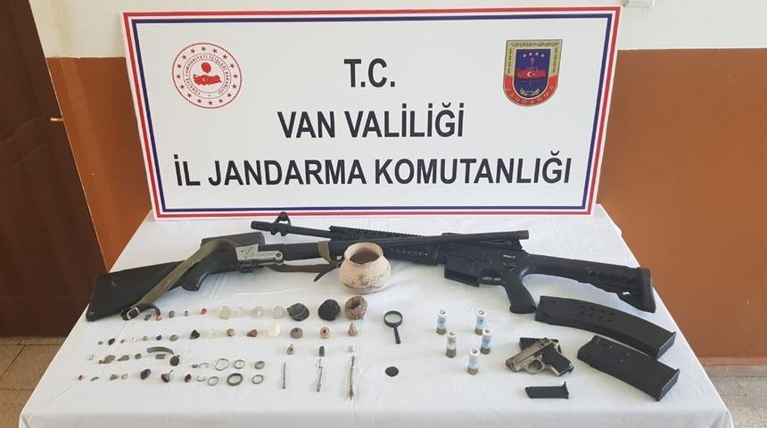 Muradiye il&ccedil;esinde tarihi eser ve ruhsatsız silah operasyonu