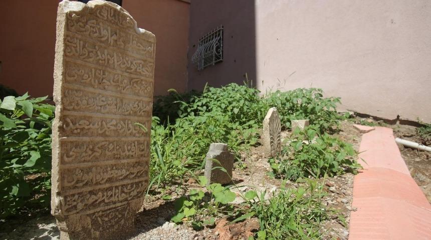 İki asırlık kabre sahip çıkıldı