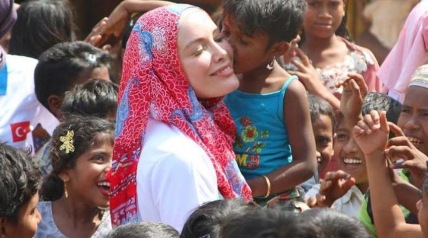 Gamze Özçelik Kamerun'a gitti