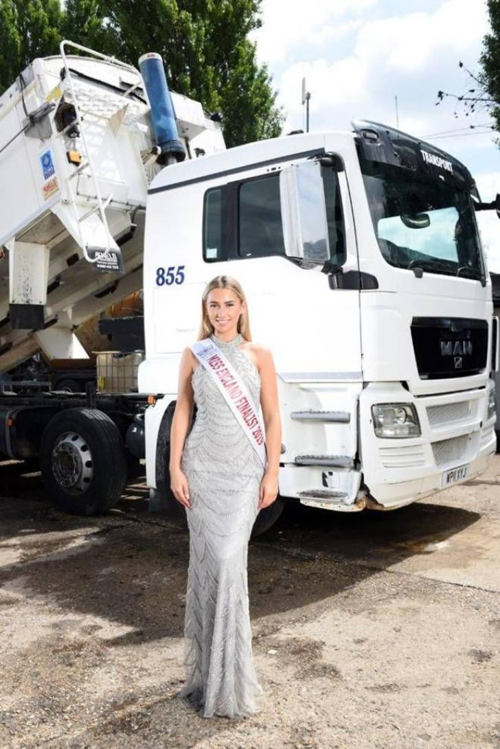 Güzelliğiyle büyüleyen genç kızın mesleğini duyanın ağzı açık kalıyor! G2