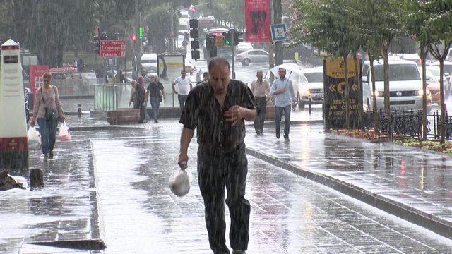 İstanbul'da yağmur etkili oluyor (1)