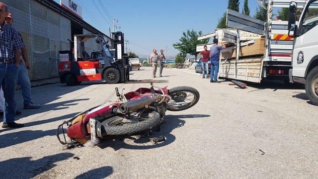 Manisa’da motosiklet sürücüsü forklift demirine takılarak yaralandı