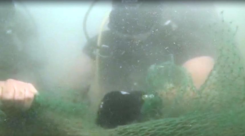 Marmara Denizi'ne dalan polisler trol buldu