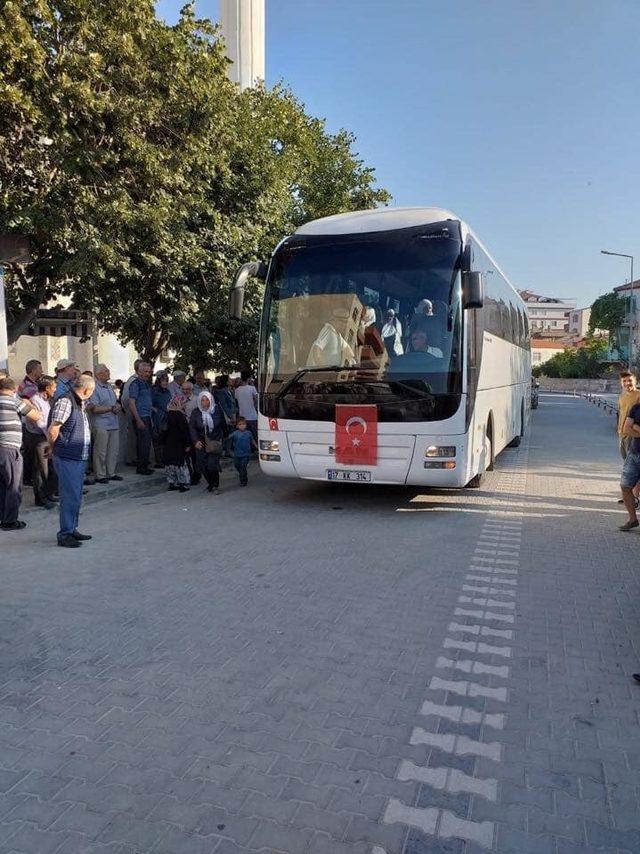 Ezineli hacı adayları mukaddes topraklara uğurlandı