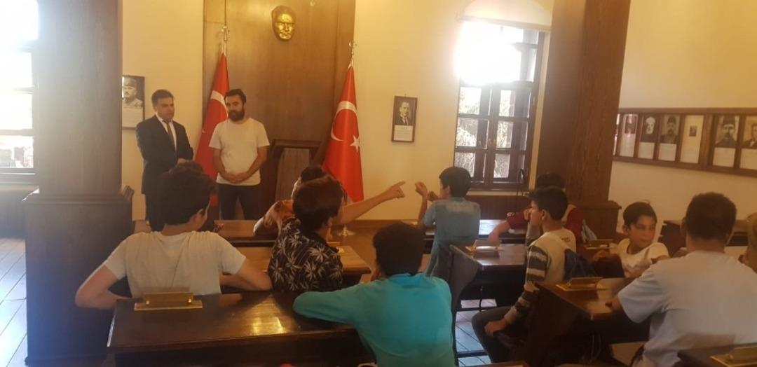 Alkışlar Afganlı minik y&uuml;reklere