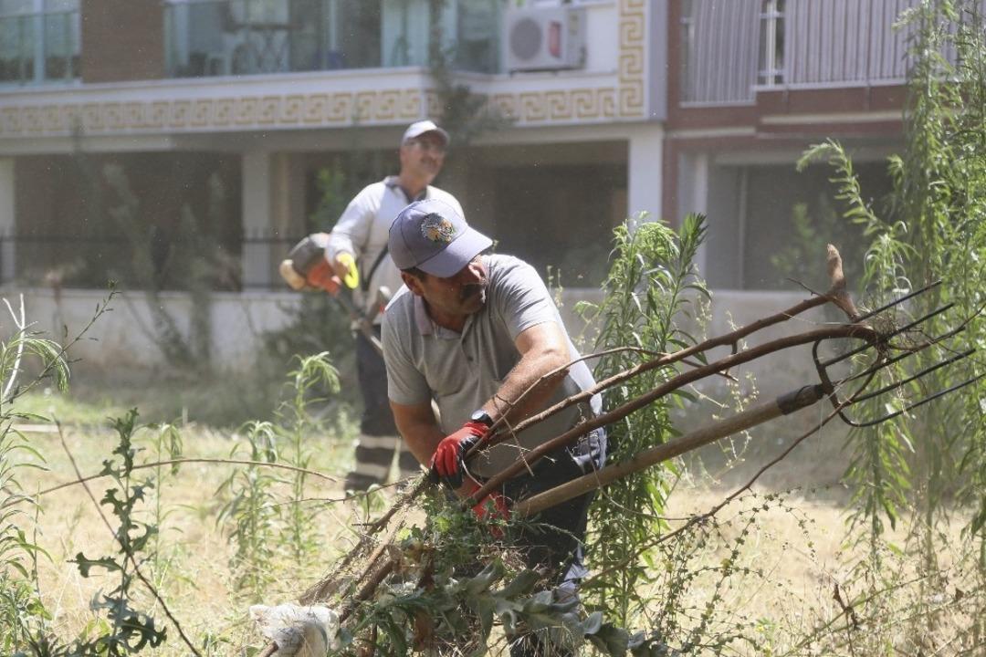 Efeler Belediyesi&rsquo;nden parklara bayram temizliği