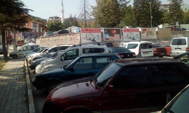 Hastanedeki otopark sıkıntısına bir türlü çözüm bulunamaması vatandaşları isyan ettiriyor