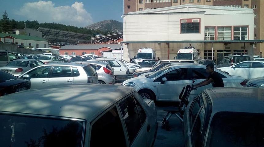 Hastanedeki otopark sıkıntısına bir t&uuml;rl&uuml; &ccedil;&ouml;z&uuml;m bulunamaması vatandaşları isyan ettiriyor