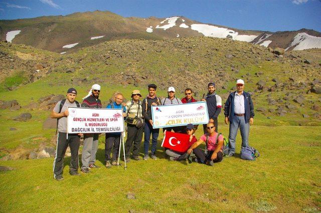 Dağcılar, Türkiye’nin volkanik en yüksek ikinci dağı olan Süphan Dağı’nın zirvesinde buluştu