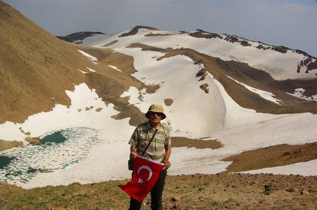 Dağcılar, Türkiye’nin volkanik en yüksek ikinci dağı olan Süphan Dağı’nın zirvesinde buluştu