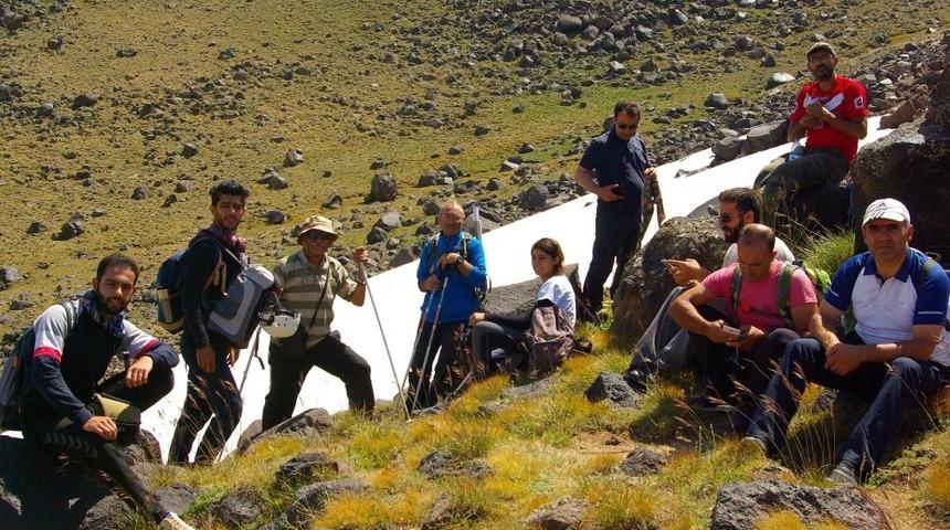 Dağcılar, T&uuml;rkiye&rsquo;nin volkanik en y&uuml;ksek ikinci dağı olan S&uuml;phan Dağı&rsquo;nın zirvesinde buluştu