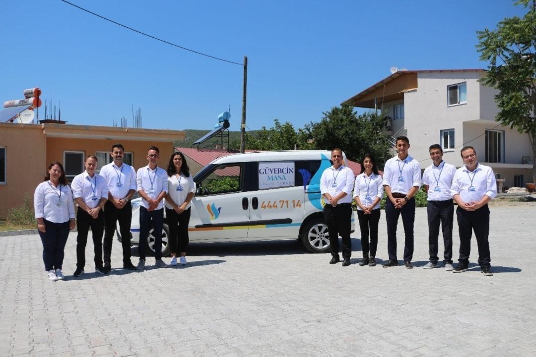 Kuşadası Belediyesi G&uuml;vercin Masa gezici ekibi vatandaşın hizmetinde