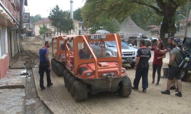 Off-Road tutkunları selzedelere yardım etmek için araçlarını feda etti