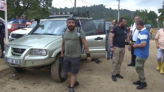 Off-Road tutkunları selzedelere yardım etmek için araçlarını feda etti