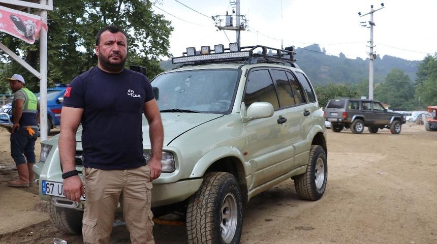 Off-Road tutkunları selzedelere yardım etmek i&ccedil;in ara&ccedil;larını feda etti