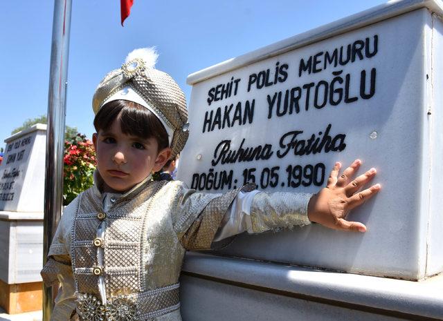 Sünnet öncesi şehit babalarının kabrini ziyaret ettiler