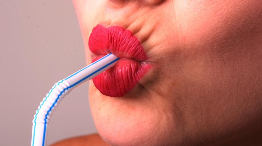 Ağız çevresinde kırışıklıklara neden olan 8 kötü alışkanlık 