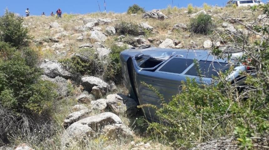 Otomobil şarampole yuvarlandı: 2 yaralı