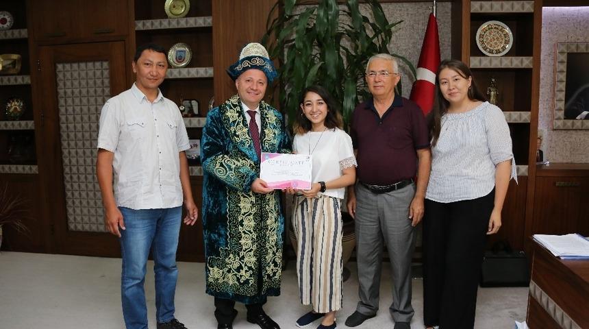 Rekt&ouml;r &Uuml;nal,  Kazak &ouml;ğrencileri ağırladı