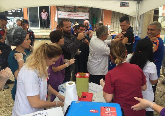 Düzce’de sel bölgesinde çalışanlara tetanoz aşısı yapılıyor