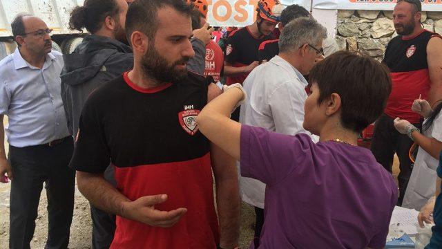 Düzce’de sel bölgesinde çalışanlara tetanoz aşısı yapılıyor