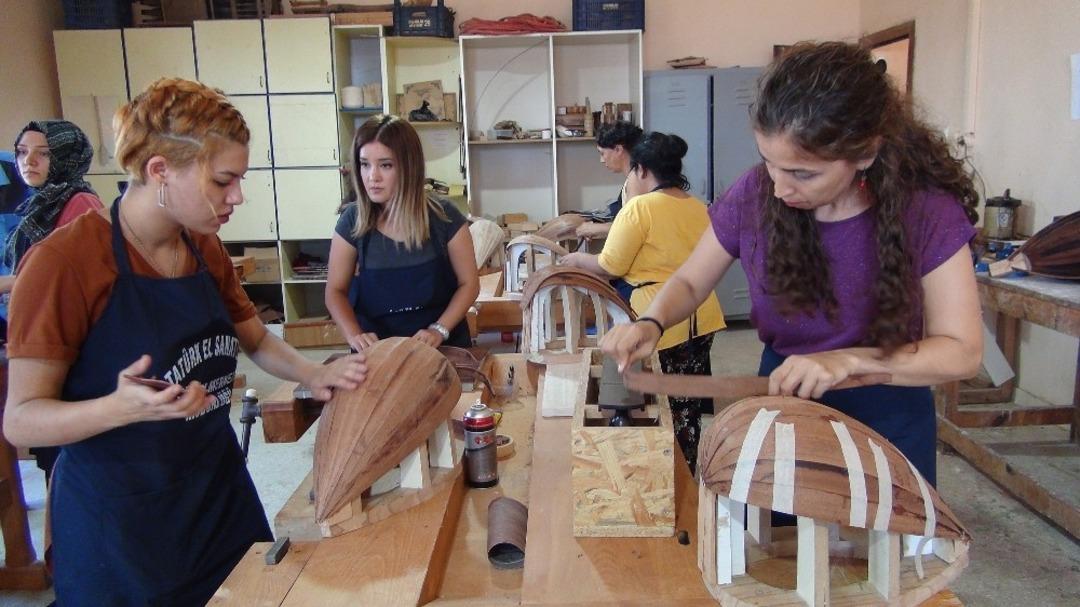 Mersinli kadınlar bağlamaya hayat veriyor