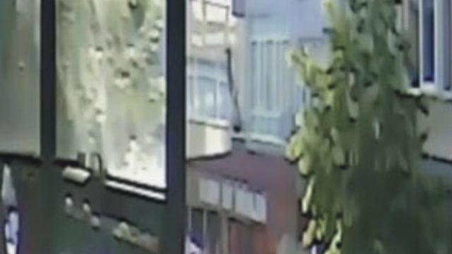 3'üncü kattan düşen minik Ecem'i tente kurtardı