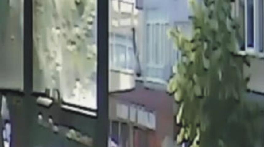 3'&uuml;nc&uuml; kattan d&uuml;şen minik Ecem'i tente kurtardı