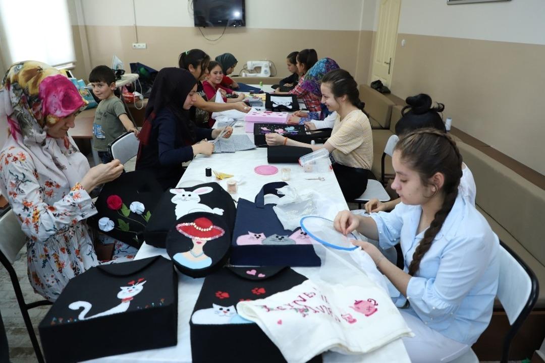 &Ouml;ğrenciler, yaz d&ouml;nemini aile merkezlerinde ge&ccedil;iriyor