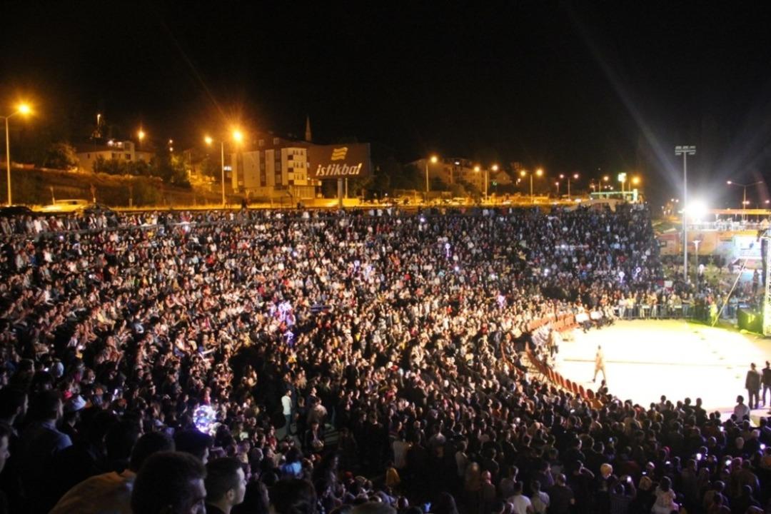 Bayburt&rsquo;ta Tuğba Yurt ve Azerin fırtınası esti