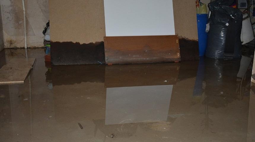 Site sakinleri binayı basan su sorununun giderilmesini istiyor