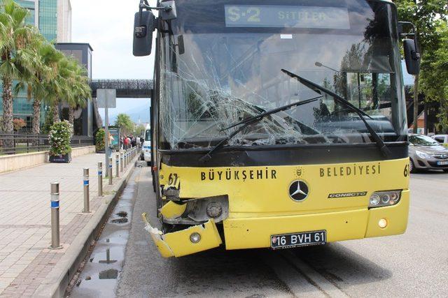 Bursa’da yağmur kaza getirdi: 5 araç birbirine girdi