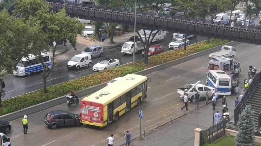 Bursa&rsquo;da yağmur kaza getirdi: 5 ara&ccedil; birbirine girdi