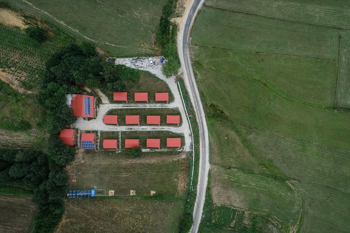 Fabrikadaki işini bırakıp k&ouml;y&uuml;ne turist &ccedil;eken tesis kurdu