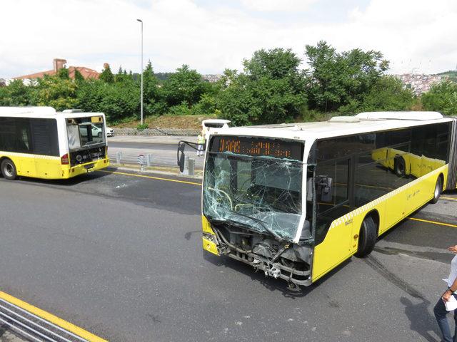 Ek fotoğraflar // Üsküdar'da metrobüs kazası