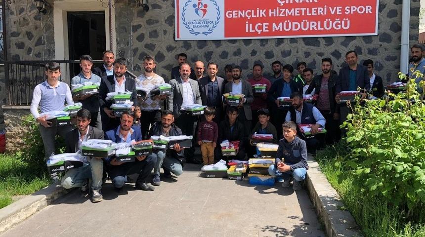 &Ccedil;ınar Kaymakamlığından k&ouml;ylere spor desteği