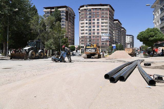 Cumhuriyet Caddesinde İçme Suyu Hattı Döşemesine Başlandı