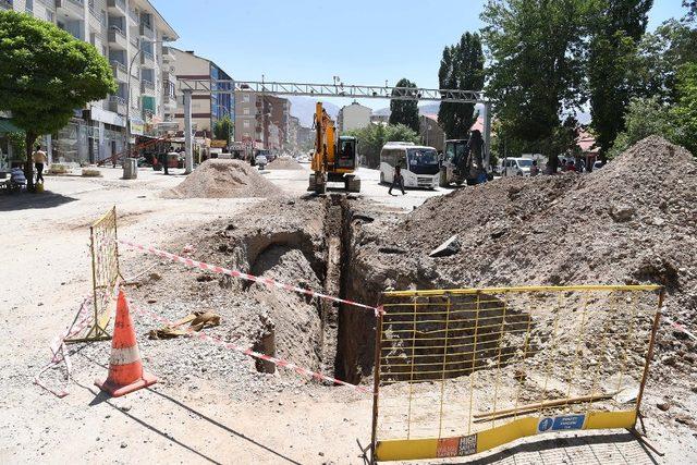 Cumhuriyet Caddesinde İçme Suyu Hattı Döşemesine Başlandı