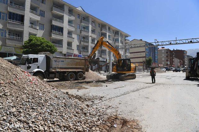 Cumhuriyet Caddesinde İçme Suyu Hattı Döşemesine Başlandı