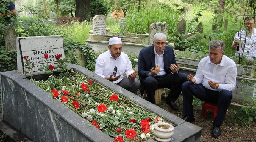 G&uuml;ng&ouml;rs&uuml;n mezarı başında anıldı