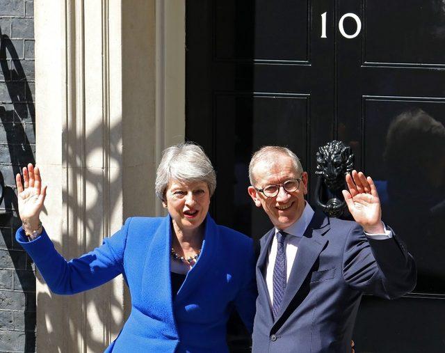 İngiltere’de başbakanlık görevinden istifa eden Theresa May, “Parlamentonun bir üyesi olarak görevime devam etmekten gurur duyuyorum” sözleriyle Downing Street’ten ayrıldı.