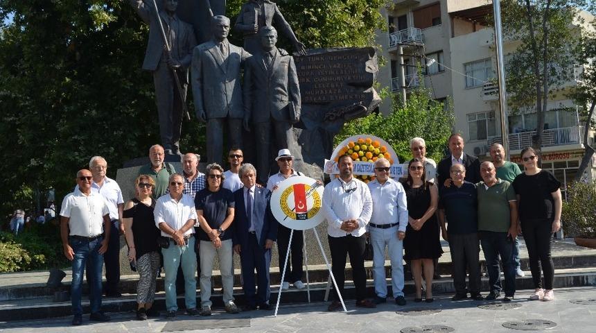 S&ouml;ke&rsquo;de gazeteciler Atat&uuml;rk Anıtı&rsquo;na &ccedil;elenk sundu