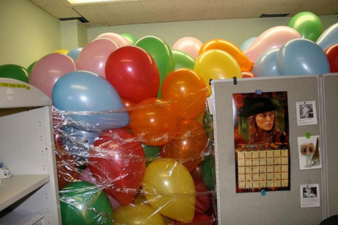 Креативно поздравить с днем рождения коллегу. Сюрприз на день рождения в офисе. Необычный сюрприз на день рождения коллеге. Сюрприз коллеге на день рождения в офисе. Украсить кабинет на день рождения коллеге женщине.