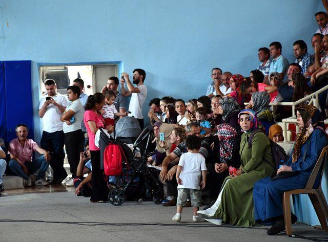 Çorlu'da TOKİ'den ev sahibi olanlar duygulu anlar yaşadı (2)