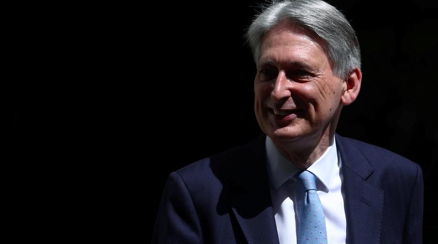 İngiltere Maliye Bakanı Hammond istifa etti