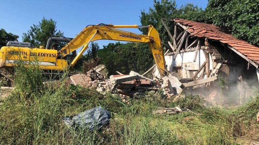 Metruk binada yıkım &ccedil;alışması