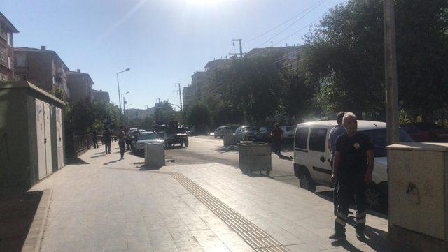 Diyarbakır Yenişehir İl&ccedil;e Emniyet M&uuml;d&uuml;rl&uuml;ğ&uuml; Şehitler Polis Merkezi Amirliği &ouml;n&uuml;nde bekleyen zırhlı polis aracına kimliği belirsiz kişi veya kişiler tarafından el yapımı patlayıcı (EYP) ve silah ile saldırı d&uuml;zenlendi. Saldırıda olay yerinden ge&ccedil;en 4 vatan 1